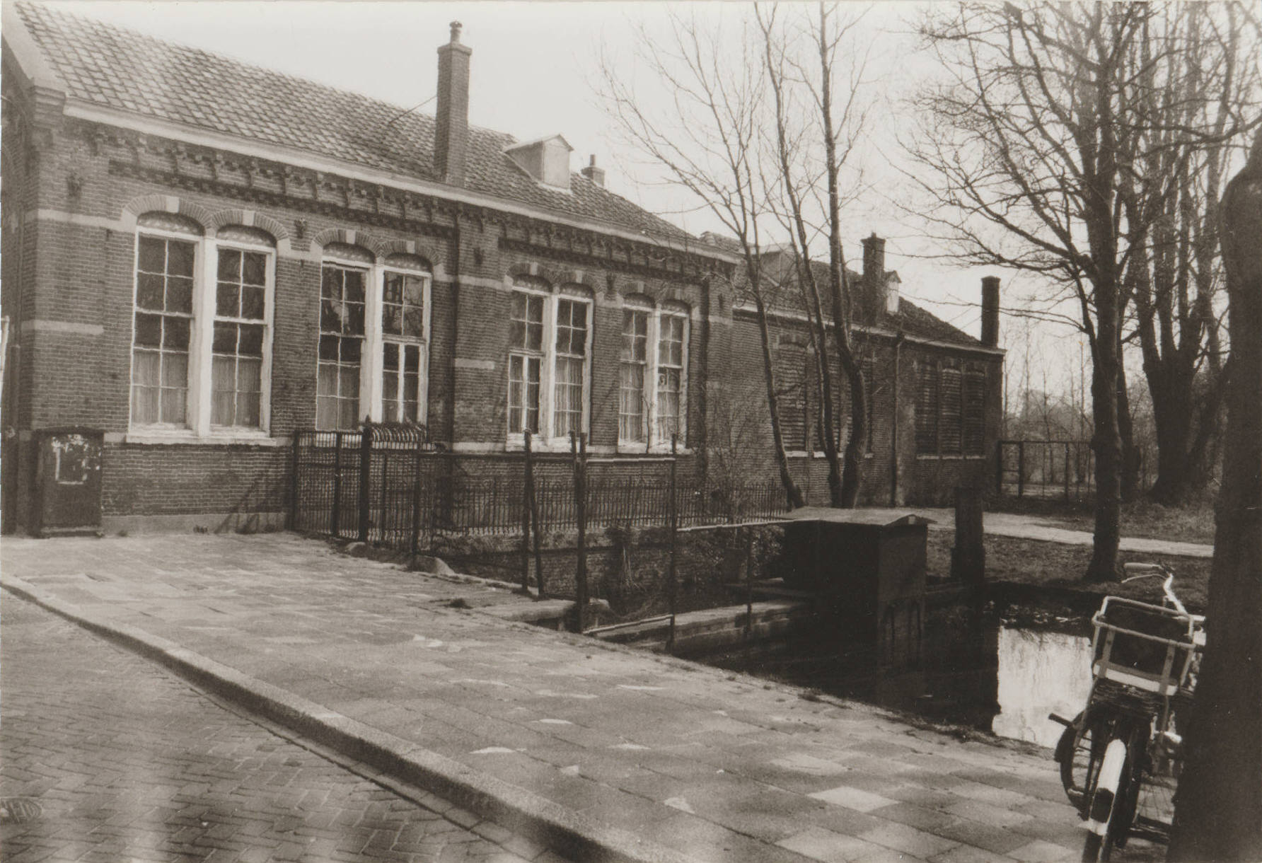 Achter 't Vosje  gebouw 't Vosje voorheen openbare school (ca 1975)