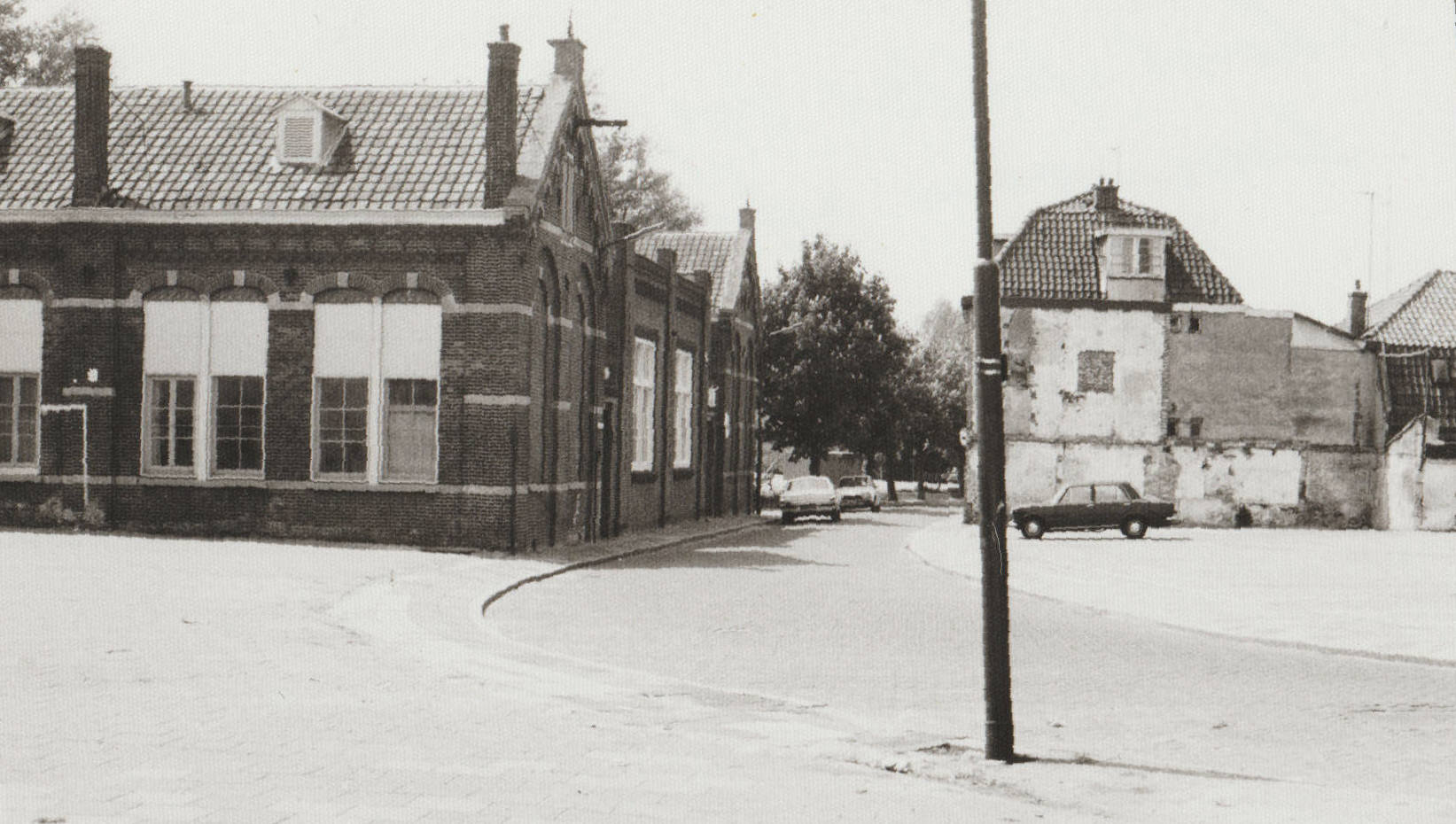 Achter 't Vosje gebouw 't Vosje gezien vanaf Hoogstraat (ca 1977)