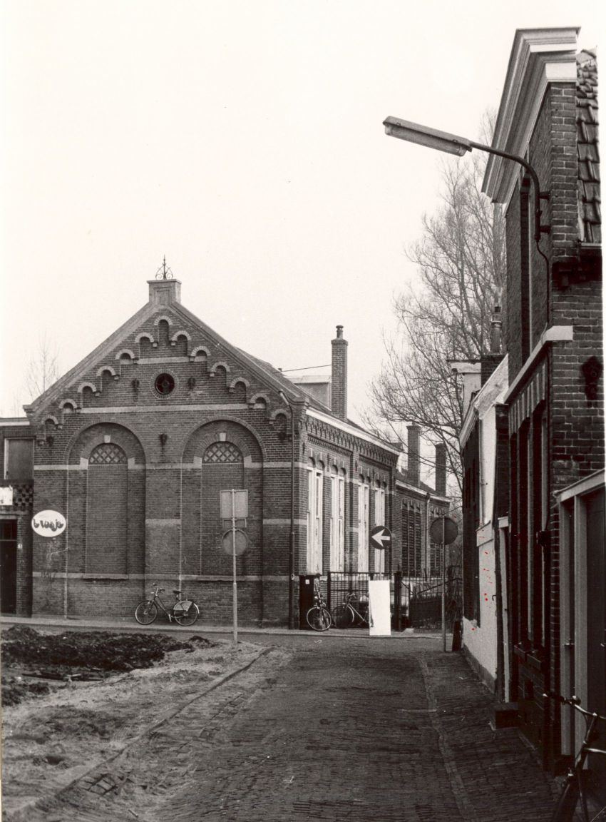 Achter 't Vosje gezien vanaf de Middenstraat (1970-1980)  HKW 04063