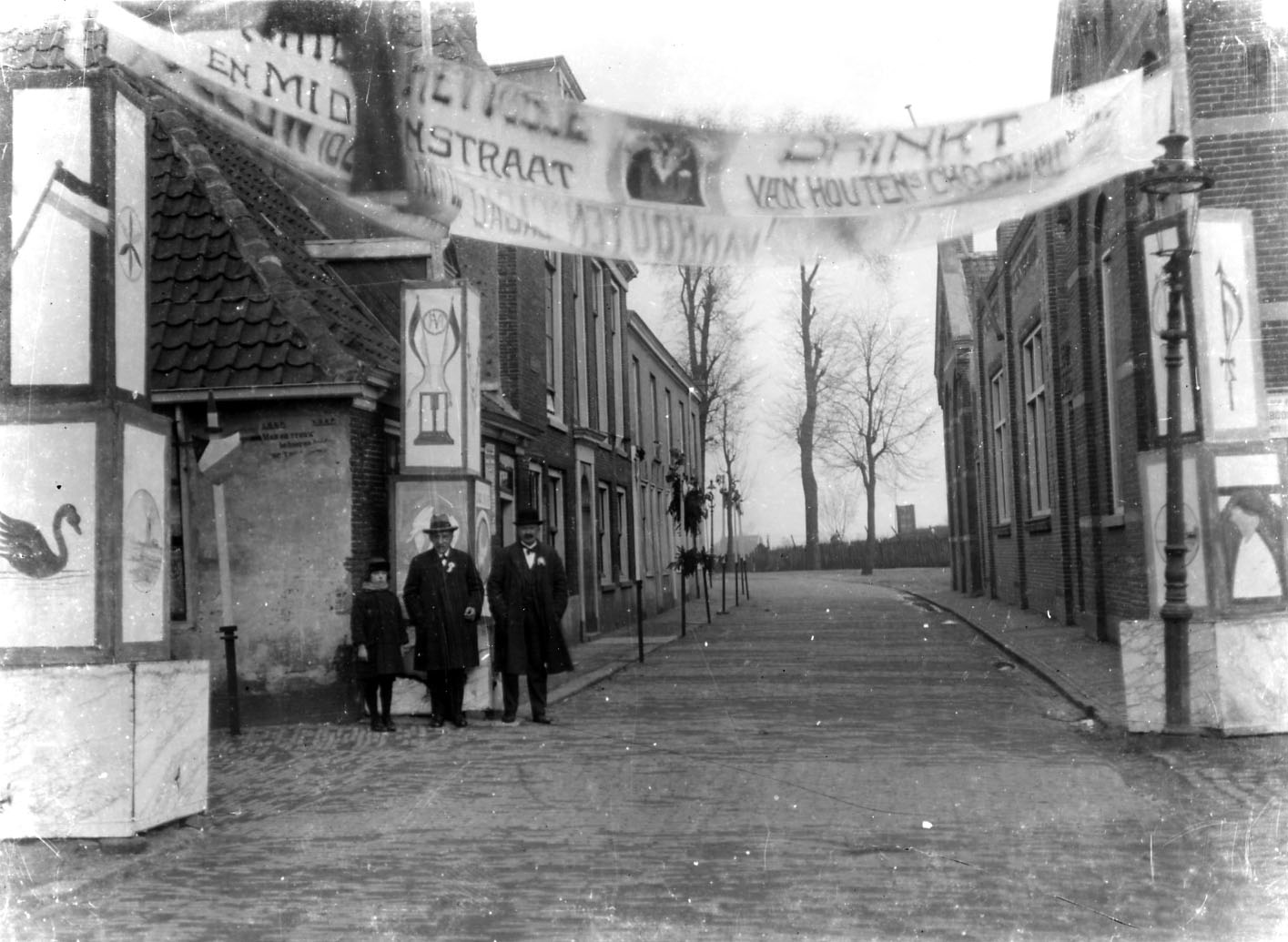 Achter 't Vosje links Middenstraat viering Eeuwfeest Van Houten (1928)