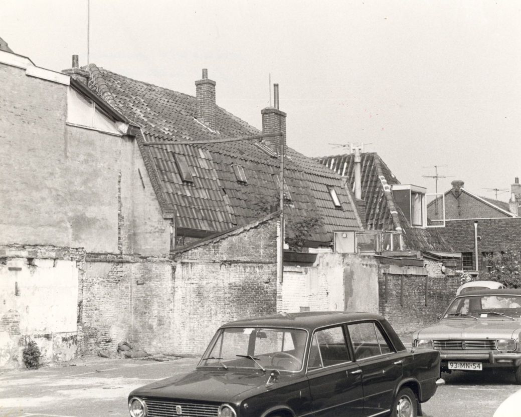 Achter 't Vosje parkeerterrein waar later woningen zijn gebouwd (1977)