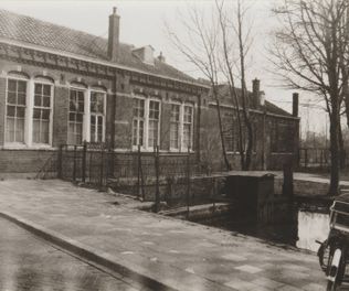 Achter 't Vosje  gebouw 't Vosje voorheen openbare school (ca 1975)