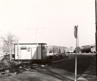 Achter 't Vosje hoek Hoogstraat bouw politiebureau (1980) HKW 04068