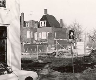 Achter 't Vosje hoek Middenstraat bouw politiebureau (1980) HKW 04066 