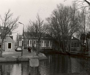 Achter 't Vosje hoek Oudegracht met openbare school  (ca 1965)