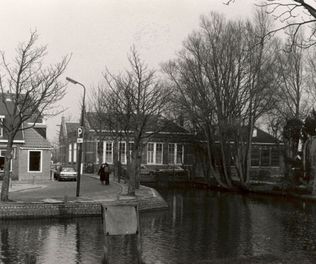 Achter 't Vosje hoek Oudegracht met openbare school  (ca 1965)
