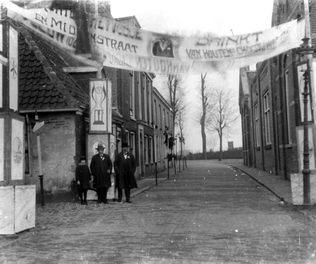 Achter 't Vosje links Middenstraat viering Eeuwfeest Van Houten (1928)