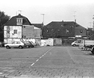 Achter 't Vosje parkeerterrein waar politiebureau is gebouwd (1977)