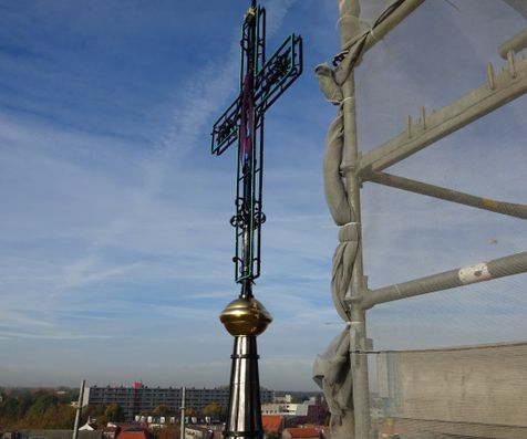 25 DSC01144 Laurentiuskerk, topje torenspits met kruis, foto Frank Blü